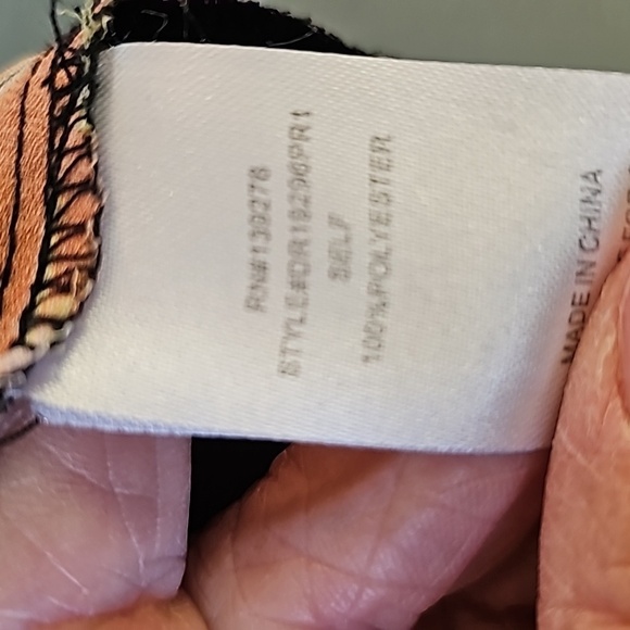 DR2 Women's black Floral design blouse. Long sleeves.  HI/LO. Size small. - Picture 8 of 9